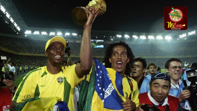 Anh cùng đội tuyển Brasil lên ngôi vô địch World Cup 2002